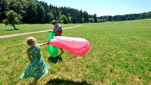 Familienausflug ins Grüne im Sommer mit Spielen