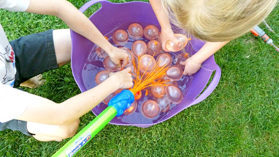 Wasserbombe füllen mit der Wasserpistole