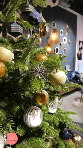 DIY Weihnachtsbaum Deko aus Glitzer und Holz