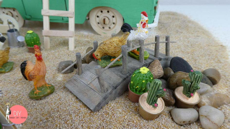 Miniaturgarten mit Hühner