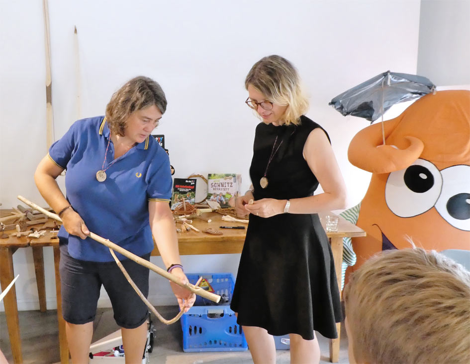 Autorin Astrid Schulte zeigt DIY Bloggerin Iris Schnitzen mit Kindern