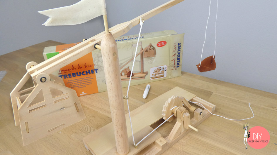 Trebuchet von Leonardo da Vinci ist ein Katapult als Holzbausatz für Kinder