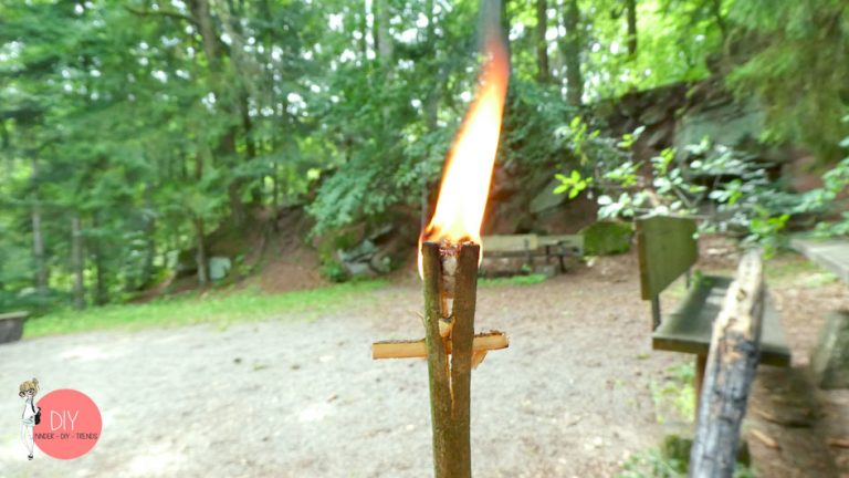 Schnitzen mit Kindern DIY in der Natur . Fackel schnitzen Kinder