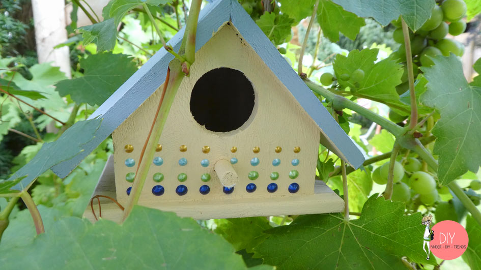 Buntes Vogelhaus mit Perlenmuster - selbst basteln mit Kindern