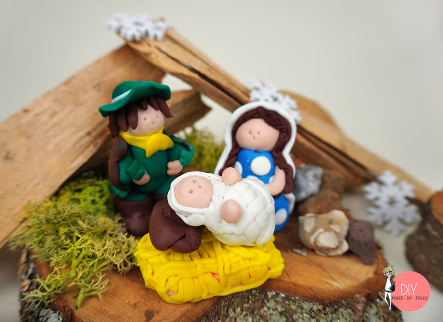 Maria und Josef mit Jesus in der Krippe - DIY Krippe