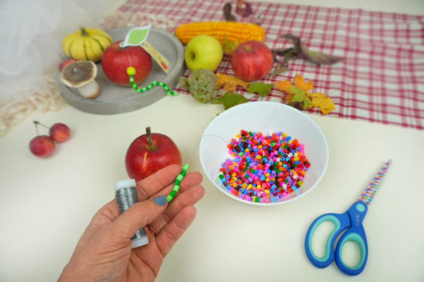 Bastelidee Apfel mit Bügelperlen Wurm | Kinder DIY Trends
