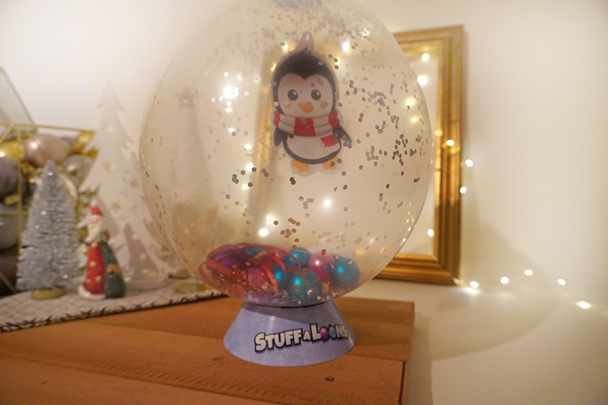 Geschenk im Luftballon: Schneekugel Snowglobe Stuff-A-Loons