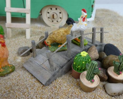 Miniaturgarten mit Hühner