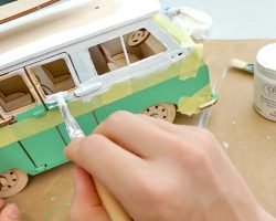 Kinder-DIY-Trends-3D-Holzbausatz-VW-Bus-Bulli-T1-und-Miniaturlandschaft-Deko-anmalen Holzbausatz mit Kreidefarben anmalen