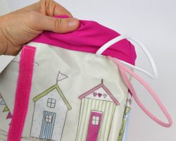 Kinder-DIY-Trends-Alleskönnerin-Tasche-Elbufer-Wachstuchstoff-mit-der-Nähmaschine-nähen-Einzelteile-zusammen Tasche aus Wachstuch Stoff selber nähen