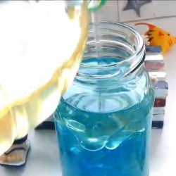 Kinder-DIY-Trends-Aquarium-im-Glas-Lavalampe-Öl Öl und gefärbtes Wasser mischen - Lavalampe