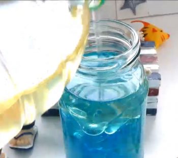 Kinder-DIY-Trends-Aquarium-im-Glas-Lavalampe-Öl Öl und gefärbtes Wasser mischen - Lavalampe