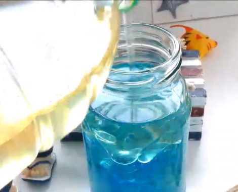 Öl und gefärbtes Wasser mischen - Lavalampe