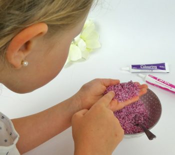 Kinder-DIY-Trends-Badesalz-selber-machen-Muttertag-Geschenk-Farbe-mischen Kinderleichtes Rezept für Regenbogen Badesalz