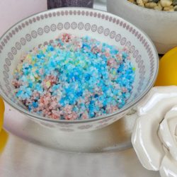 Kinder-DIY-Trends-Badesalz-selber-machen-Muttertag-Geschenk-Regenbogenbadesalz Badesalz selber machen - Rezept für Regenbogenbadesalz