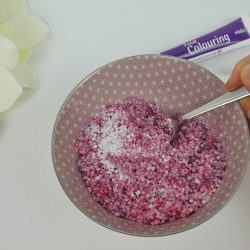 Kinder-DIY-Trends-Badesalz-selber-machen-Muttertag-Geschenk-Salz-und-Farbe Rezept und Anleitung für Badesalz