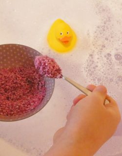 Kinder-DIY-Trends-Badesalz-selber-machen-Muttertag-Geschenk-baden Selbst gemachtes Badesalz in Regenbogen Farben