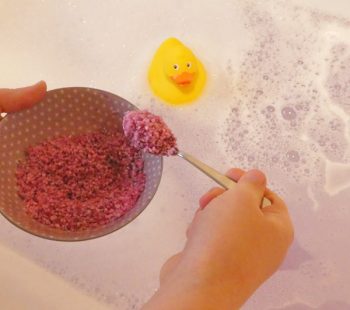 Kinder-DIY-Trends-Badesalz-selber-machen-Muttertag-Geschenk-baden Selbst gemachtes Badesalz in Regenbogen Farben