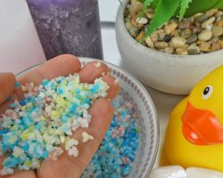 Kinder-DIY-Trends-Badesalz-selber-machen-Muttertag-Salz-färben So macht man Regenbogenbadesalz -Rezept für buntes Badesalz