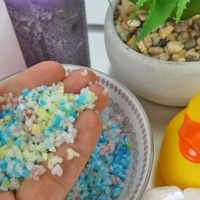 Kinder-DIY-Trends-Badesalz-selber-machen-Muttertag-Salz-färben So macht man Regenbogenbadesalz -Rezept für buntes Badesalz