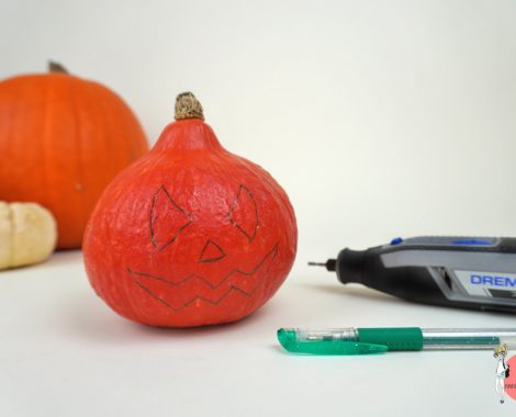 Zuerst das Motiv mit einem Stift auf den Kürbis aufzeichnen