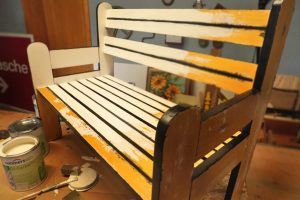 Holzbank Upcycling: Möbel für das Kinderzimmer neu gestalten - Farbanstrich