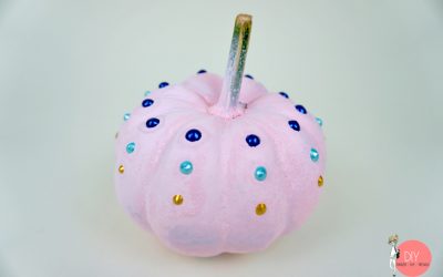 Kürbis mit Kreidefarbe Spray anmalen und Perlenmuster Pearl Pen aufmalen - Anleitung