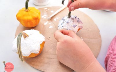 Kürbis mit Farbe anmalen und mit Streusel bestreuen - Herbst Bastelidee für Kinder