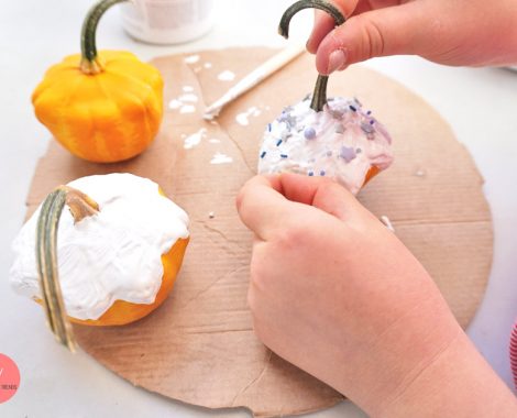 Kürbis mit Farbe anmalen und mit Streusel bestreuen - Herbst Bastelidee für Kinder