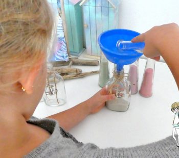 Kinder-DIY-Trends-Deko-Sandbild-Flasche-Mischen Kleine Experimente Werkstatt zu Hause