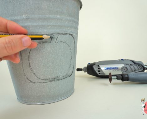 Vorlage auf den Eimer für das Dekolicht DIY aufmalen.