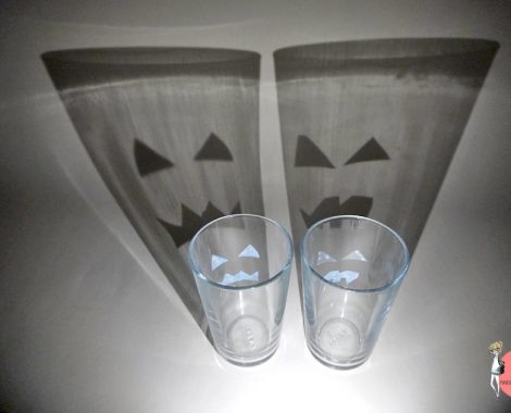 Lichtbrechung mit Taschenlampe sieht anders aus - Halloween Physik Experiment
