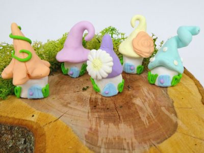Kinder-DIY-Trends-FIMO-Wichtelhaus-modellieren-Pastell-Wichtelhäuser Hygge Pastell Wichtelhäuser selber machen mit Baumstamm Deko