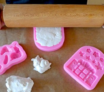 Kinder-DIY-Trends-Feenhaus-Muttertagsgeschenk-Silikonformen mit dem Wellholz fest machen