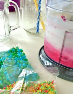 Kinder-DIY-Trends-Food-Kawaii-Eisshake-Mixbecher Rezept für Joghurt-Himbeer-Eis