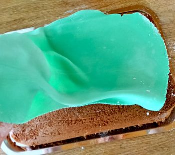 Kinder-DIY-Trends-Fussball-WM-Kuchen-Fondantrasen Fondant auswellen und auf den Kuchen legen