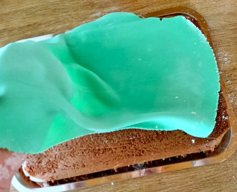 Fondant auswellen und auf den Kuchen legen
