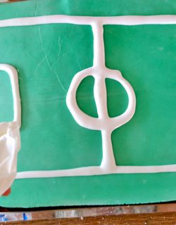 Kinder-DIY-Trends-Fussball-WM-Kuchen-Fußballfeld Mit Royal Icing Fußballfeld malen