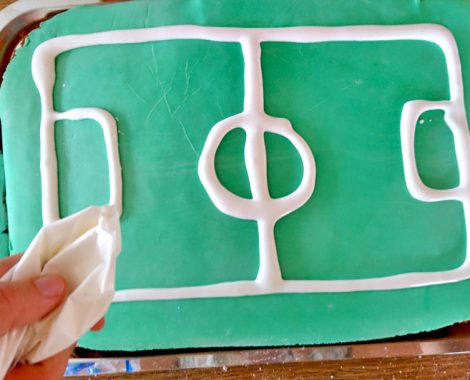 Mit Royal Icing Fußballfeld malen
