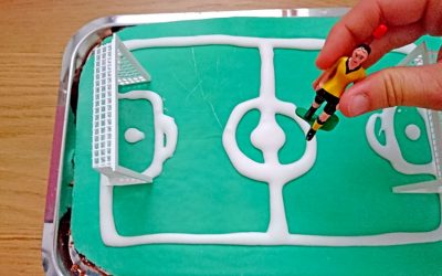 Tippkick Figur auf den Fußball WM Kuchen stecken