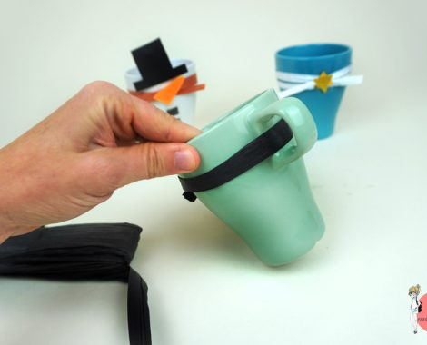 Bastelbast durch den Tassenhenkel fädeln. Anleitung für ein DIY Geschenk zu Weihnachten