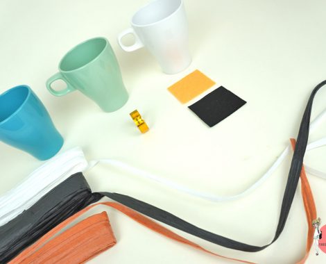 Material für die Bastelidee Geschenkverpackung Tasse als Schneemann, Engel und Nikolaus dekorieren