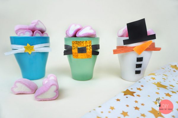Nachhaltig schenken zu Weihnachten: Tassen DIY mit Süßigkeiten