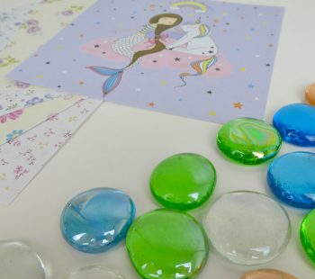 Kinder-DIY-Trends-Glassteine-basteln-Cabochons-Deko-Kindergeburtstag-Dekoration-Material Material für die Bastelidee Glassteine Cabochons Deko mit Musterpapier bekleben