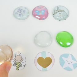 Kinder-DIY-Trends-Glassteine-basteln-Cabochons-Deko-Kindergeburtstag-Dekoration-Muggelsteine Muggelsteine selber machen - Cabochons DIY Deko aus Glassteinen mit Anleitung