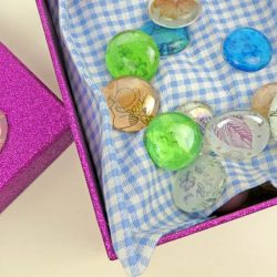 Kinder-DIY-Trends-Glassteine-basteln-Cabochons-Deko-Kindergeburtstag-Dekoration-Steine-Geschenkbox Basteln mit Kindergartenkindern - Cabochons DIY Dekosteine in einer Geschenkverpackung