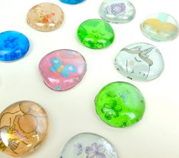 Kinder-DIY-Trends-Glassteine-basteln-Cabochons-Deko-Kindergeburtstag-Dekoration-Steine Schöne Glassteine Cabochons DIY für Kinder - Bastelidee