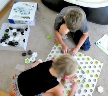 Kinder-DIY-Trends-Gravitrax-spielen Spielen und lernen - Kinder fördern in MINT Themen