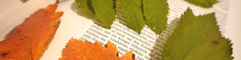 Blätter pressen mit einem Buch oder Blätterpresse