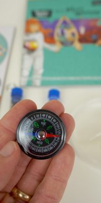 Physik MINT Experiment Kompass aus einer Nadel und Magnet bauen - Anleitung